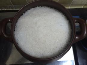 12. 继续把盐铺盖在砂锅内盖过整只鸡，我买的这只鸡有3斤多一点，有点大了，不过胜在锅的容量也够大