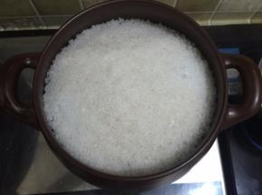 12. 继续把盐铺盖在砂锅内盖过整只鸡，我买的这只鸡有3斤多一点，有点大了，不过胜在锅的容量也够大