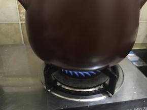 13. 中小火焗25分钟之后关火，让其焖30分钟

再一次焗25分钟之后关火，让其焖30分钟即可出锅（时间以整只鸡的大小适当的来调整）