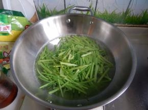 芹菜切好放水里煮一下