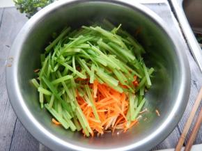 煮好的加入盆里