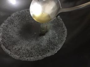 3. 当水烧至超鱼泡眼时加入花生油，油是平时炒菜的量就可以了