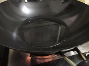 2. 锅里坐水烧开