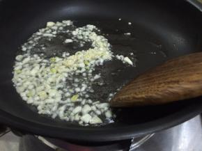 5. 同时另起锅，锅里坐油加入蒜末，调最小火把蒜末热至金黄色