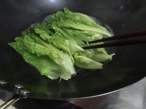 6. 水开把生菜放进灼至断生即可，生菜不能烫久，烫太久口感就不好了