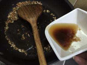 9. 蚝油加少许水搅匀加入锅里