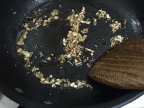 8. 这时蒜末也热至金黄色了
