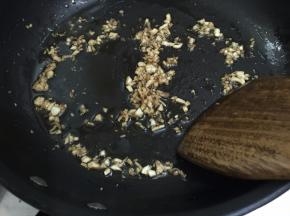 8. 这时蒜末也热至金黄色了