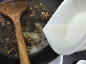 10. 再调少许淀粉水勾芡，加入时立刻用铲子搅匀