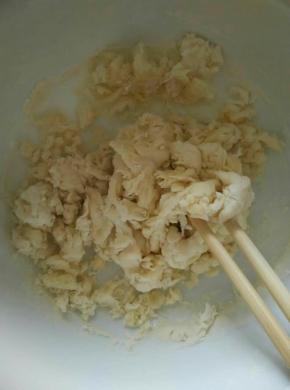 把制作披萨饼胚的所有材料称量好倒入碗里
