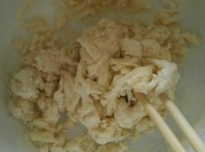 把制作披萨饼胚的所有材料称量好倒入碗里
