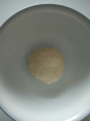 揉成光滑的面团，盖上保鲜膜进行发酵