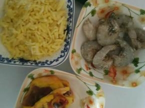 在等待面团发酵的时候，鸡肉切小丁，加入少许盐，黑胡椒碎抓匀腌制一会儿
大虾去头皮剔除虾线洗净备用，青椒切成青椒圈备用
炒锅里放入少许食用油烧热，放入腌制好的鸡丁小火煸炒至变色盛出
.接着发入青椒圈小火煸炒出水分后盛出（这样做是为了防止披萨在烘烤的过程中产生过多的水分而影响成品的口感）把大虾也放入锅里小火煸炒熟盛出备