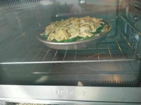 .烤箱180°C提前预热10分钟，中下层放入披萨盘上下火烤25分钟左右