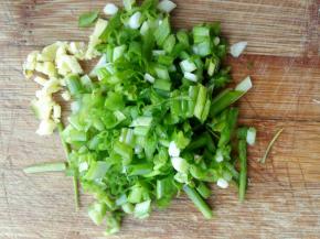 2、煮饭时间准备好配料，切好葱姜备用。