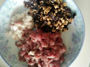 3、肉切丁，肥瘦分开切，香菇先用热水泡发再切成丁。