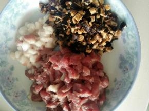 3、肉切丁，肥瘦分开切，香菇先用热水泡发再切成丁。