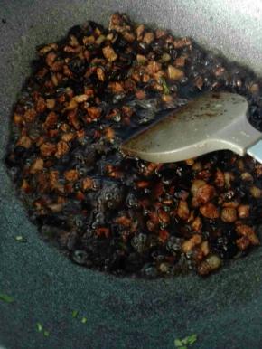 7、加入盐、生抽、老抽继续炒，老抽多放点，放少了米饭加进去颜色不好看。