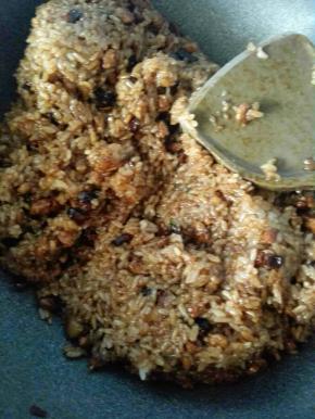 8、加入煮好的糯米饭翻炒均匀，不要看到有白米粒。