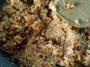 8、加入煮好的糯米饭翻炒均匀，不要看到有白米粒。