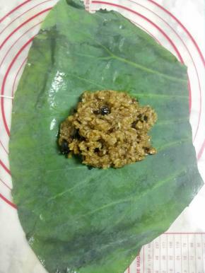 10、取一小片荷中，中间挖两勺馅包好。