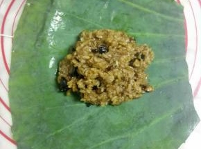10、取一小片荷中，中间挖两勺馅包好。