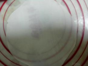 14、用擀面杖把饺子皮擀薄，越薄越好，一张饺子皮被我擀成了直径15厘米大面片，呈透明状。