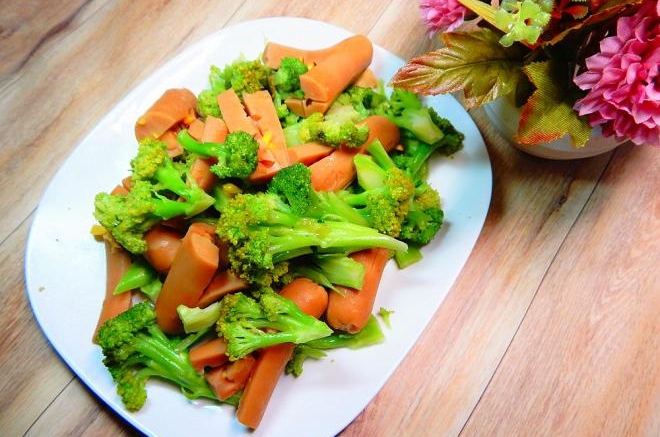 西兰花炒玉米火腿