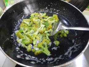 西兰花准备好焯一下热水