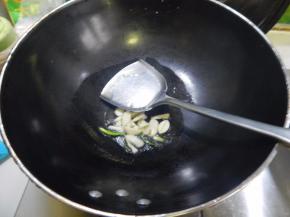 锅里加入油加入葱炒香