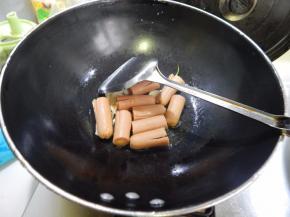 然后加入火腿肠炒匀