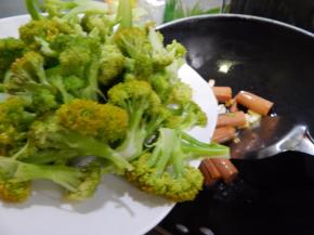 炒匀后加入西兰花
