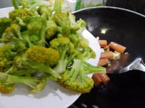 炒匀后加入西兰花