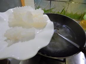 然后放料酒热水里焯一下水