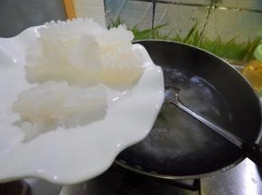 然后放料酒热水里焯一下水