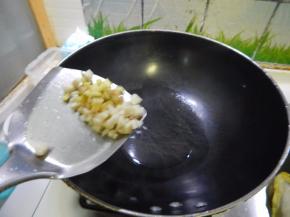 锅里加入油加入葱炒香