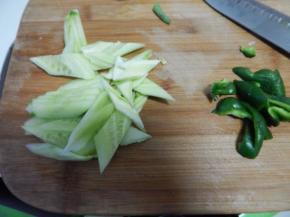 黄瓜及菜椒切好