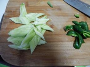 黄瓜及菜椒切好
