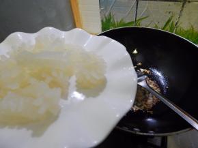 在加入鱿鱼炒匀