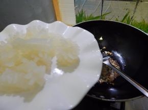 在加入鱿鱼炒匀