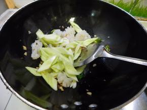 炒匀后加入黄瓜