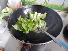 锅里加入油加入白菜