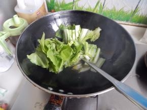 锅里加入油加入白菜