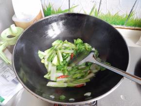 炒匀后加入一点点水炒