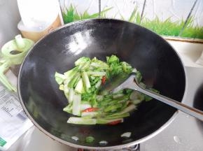 炒匀后加入一点点水炒