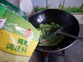 炒至均匀入味加入鸡精