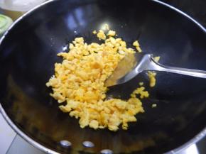 锅里加放油加入鸡蛋炒散