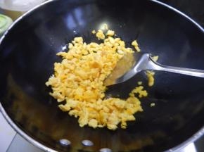 锅里加放油加入鸡蛋炒散