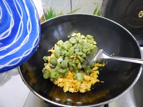 把蒸好去皮的蚕豆倒锅里