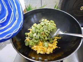 把蒸好去皮的蚕豆倒锅里